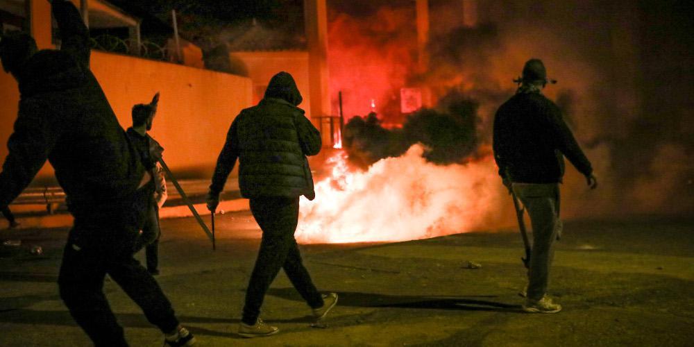 Μάχες στα νησιά: Πυροβόλησαν με καραμπίνες αστυνομικούς