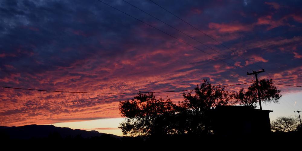 Το εντυπωσιακό φαινόμενο Fallstreak Hole πάνω από την Αττική