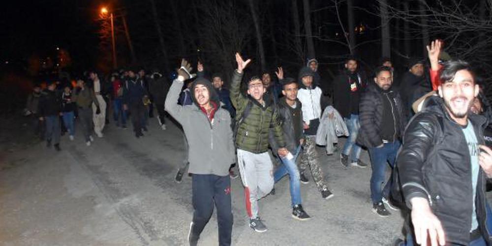 Άνοιξε την «κάνουλα» ο Ερντογάν - Βίντεο δείχνουν πρόσφυγες να περνούν ελεύθερα τα σύνορα