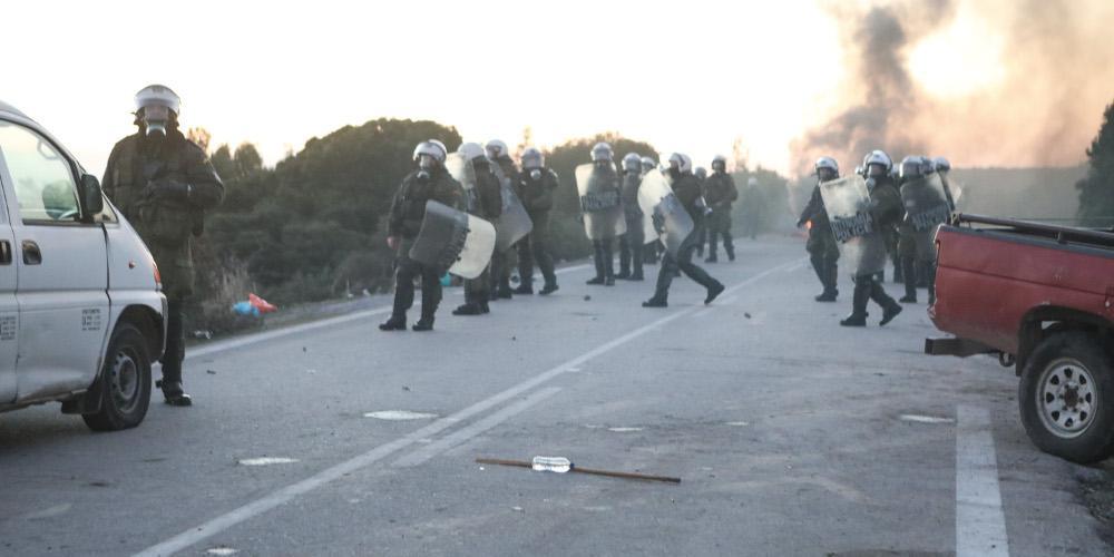 Νέα σύγκρουση με χημικά και κρότου λάμψης στη Λέσβο για την κλειστή δομή