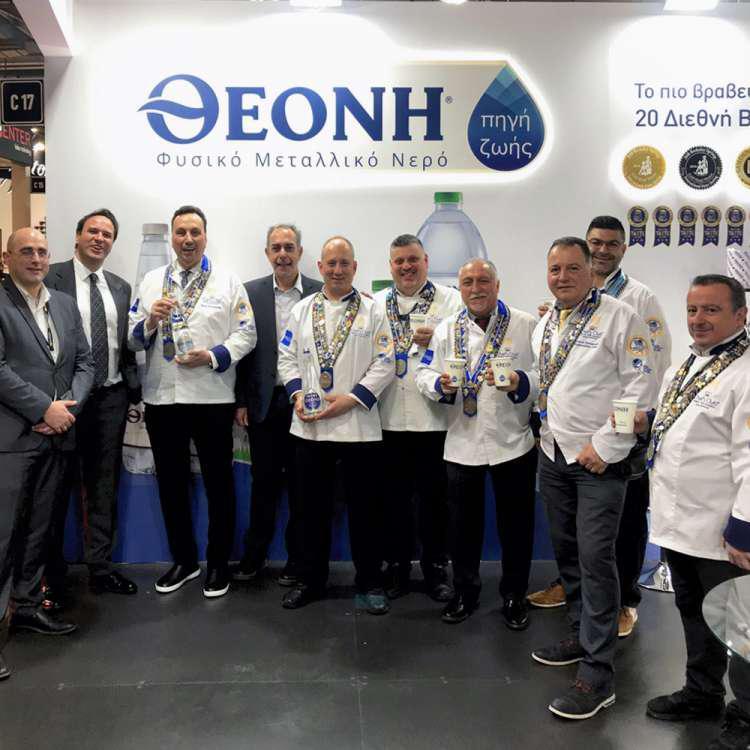 ΘΕΟΝΗ Φυσικό Μεταλλικό Νερό: Παρουσίασε στη HORECA τη γυάλινη φιάλη και το ανθρακούχο νερό