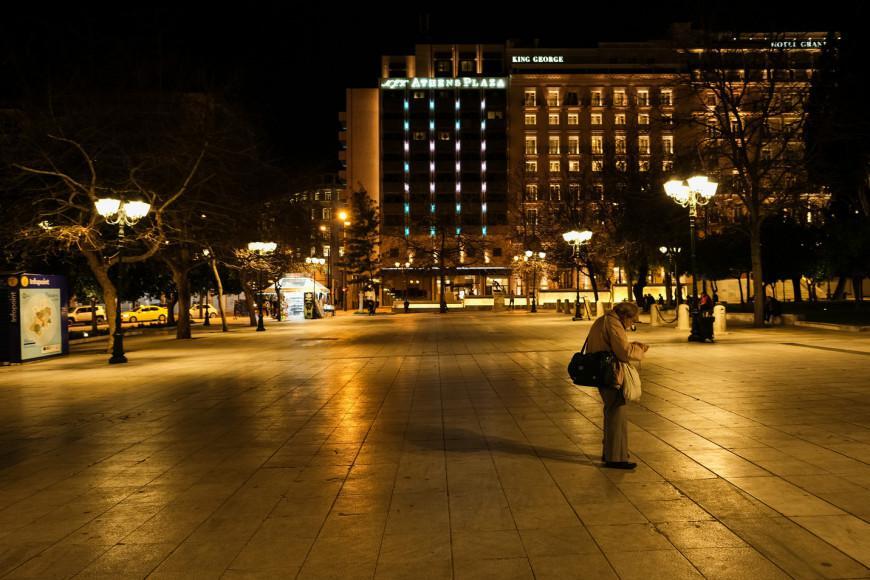 Οι ουρές, το Πάσχα και τα… Μνημόνια