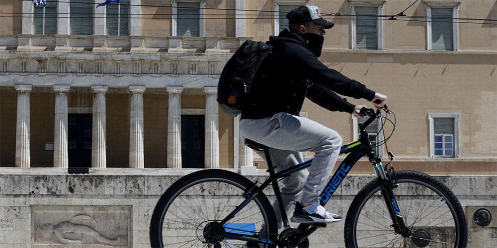 Κορωνοϊός: Υποχρεωτικά μάσκες και αποστάσεις για να μείνει «όρθιο» το ΕΣΥ