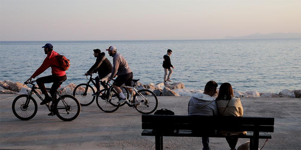 Μην κλείσετε ακόμα τις καλοκαιρινές σας διακοπές, προτρέπει η Ούρσουλα φον ντερ Λάιεν