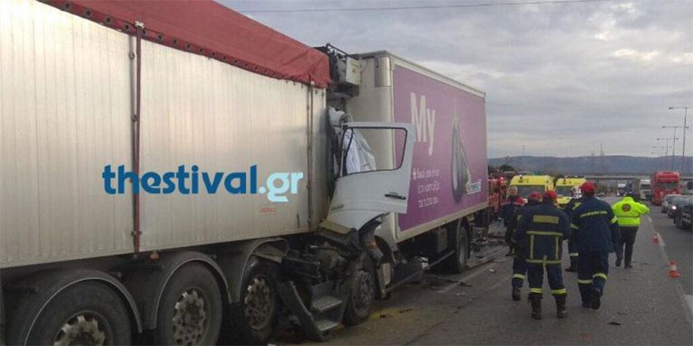 Θεσσαλονίκη: Μετωπική σύγκρουση δύο φορτηγών στην ΠΑΘΕ - Κλειστά τα δύο ρεύματα