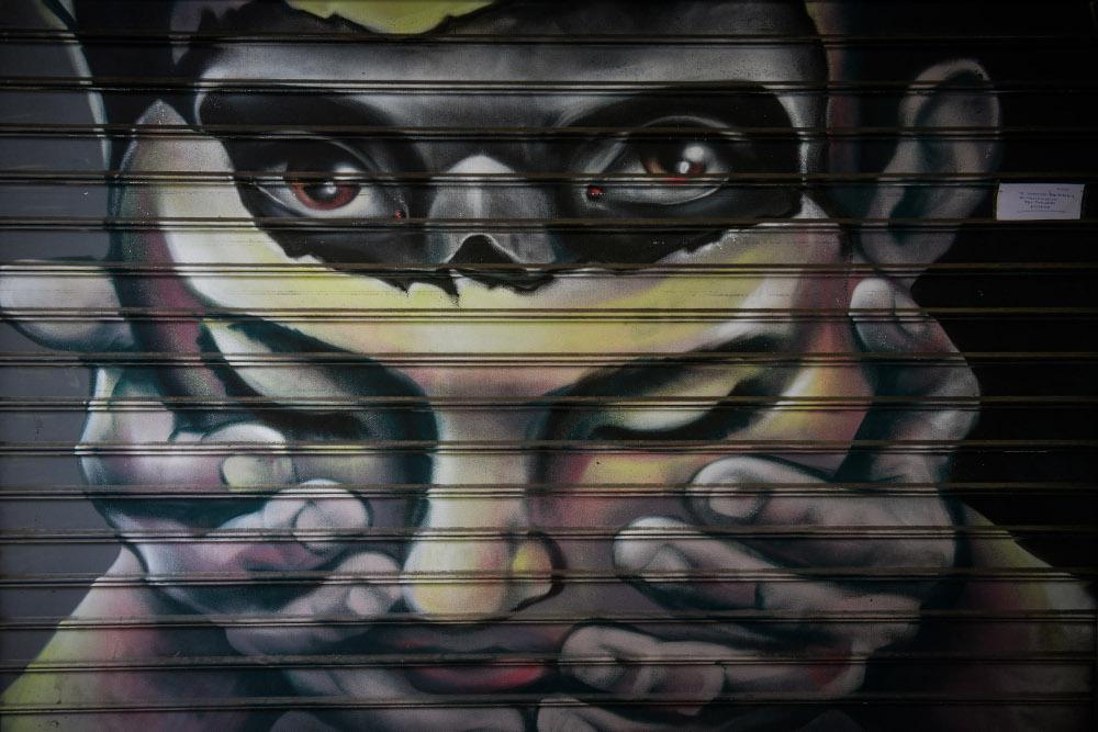 Ανθη ελπίδας και πρόσωπα ακίνητα: τι εμπνέει καταξιωμένους εικαστικούς στα χρόνια του κορωνοϊού