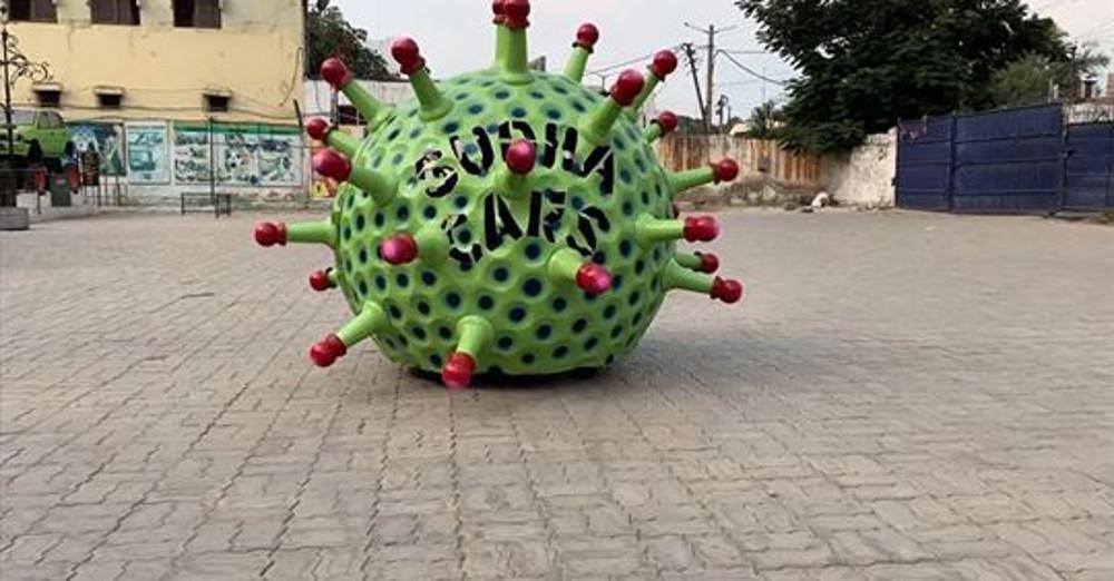 Ινδία: Μετά τα κράνη κορωνοϊού έφτιαξαν και όχημα