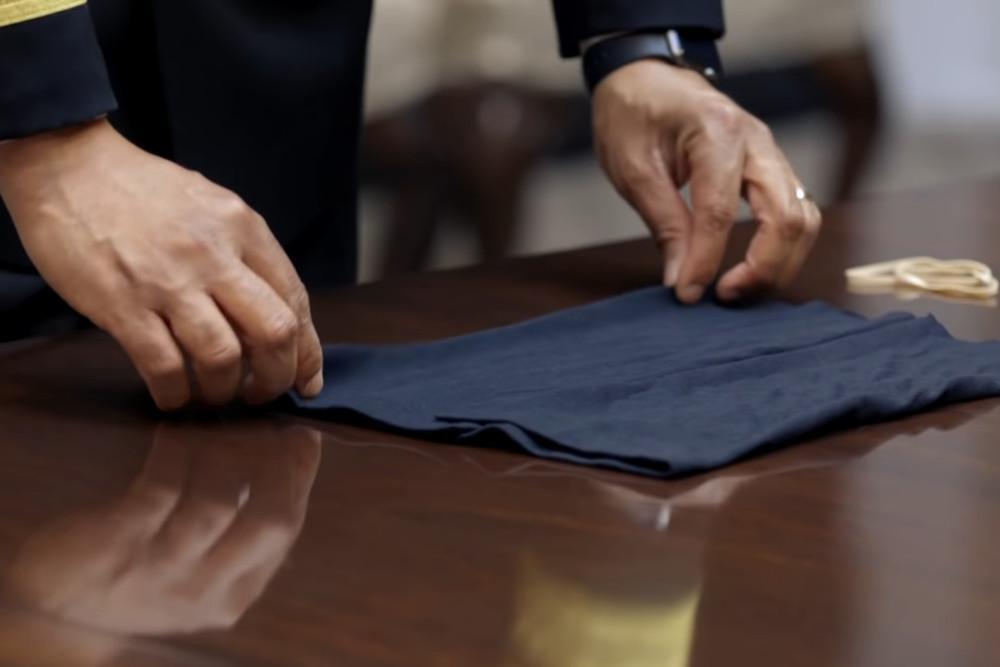 Κορωνοϊός: Πώς να φτιάξετε τη δική σας μάσκα σε 45 δευτερόλεπτα