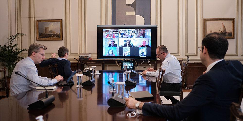 Τηλεδιάσκεψη Μητσοτάκη – Κεραμέως: Στο επίκεντρο πανελλαδικές εξετάσεις και τηλεκπαίδευση