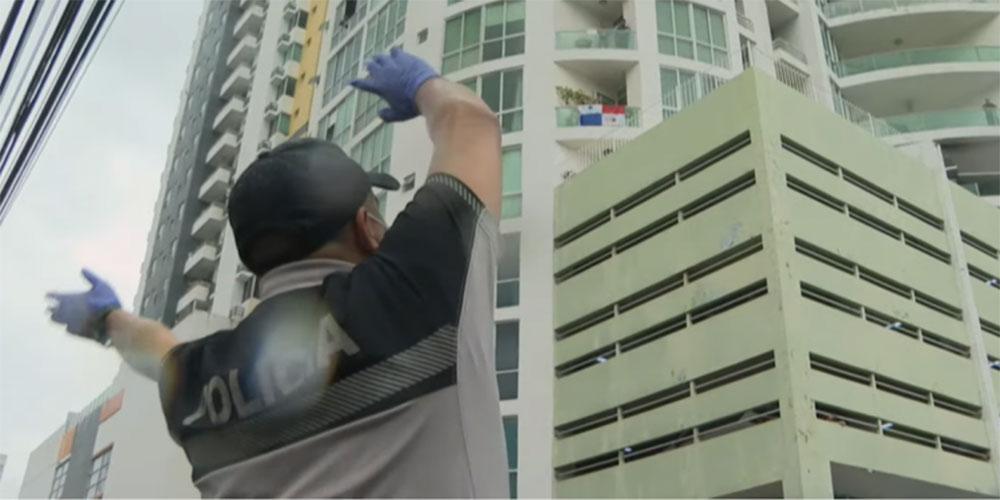 Κορωνοϊός - Παναμάς: Αστυνομικοί τραγουδούν σε πολίτες που βρίσκονται σε καραντίνα