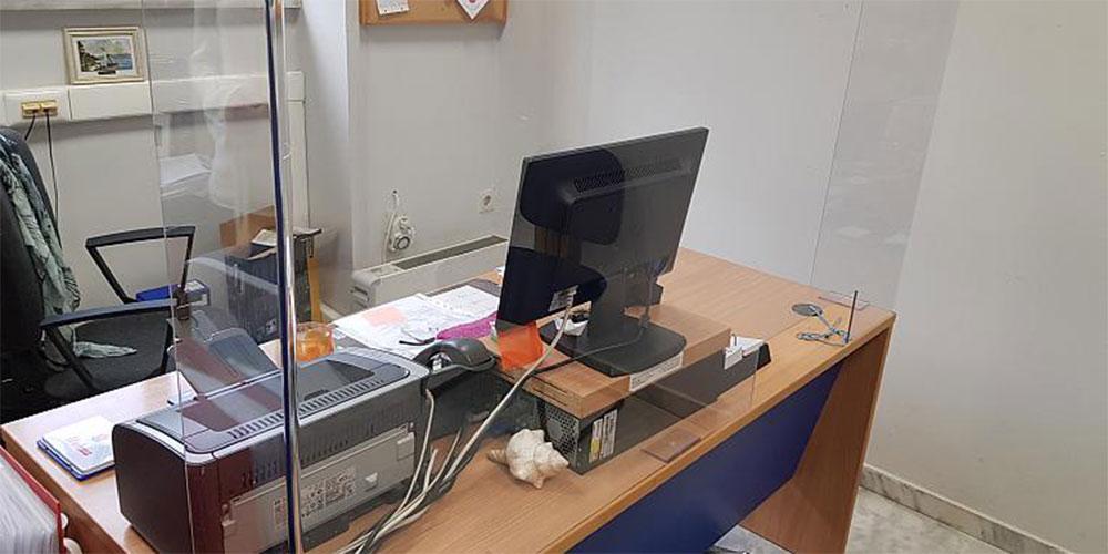 Κορωνοϊός: Ανάρπαστο το… πλέξιγκλας - «Βροχή» οι παραγγελίες σε φαρμακεία, ταξί και κέντρα αισθητικής