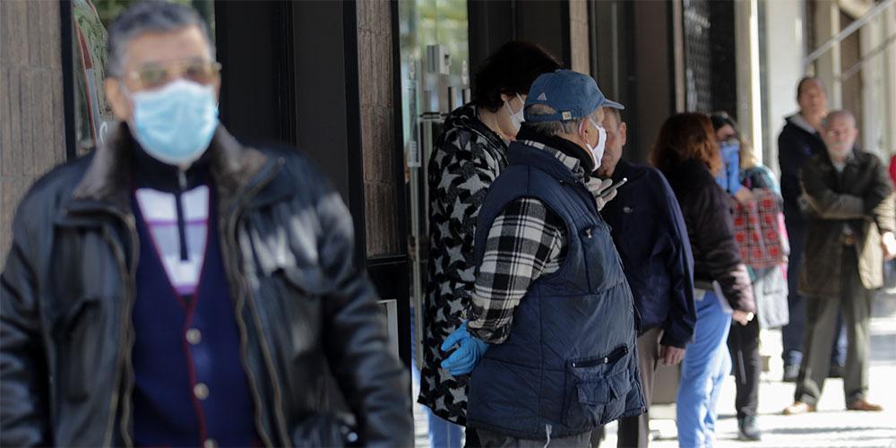 Κορωνοϊός: Ουρές σχηματίστηκαν για ακόμη μία μέρα έξω από τις τράπεζες
