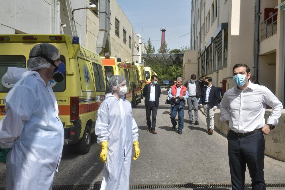 Επίσκεψη Τσίπρα στο ΕΚΑΒ: «Σας είμαστε ευγνώμωνες για την προσφορά σας»