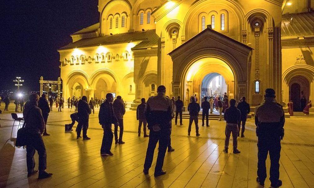 Κορωνοϊός - Bουλγαρία: Εκατοντάδες πιστοί αψήφησαν τα μέτρα για την Ανάσταση