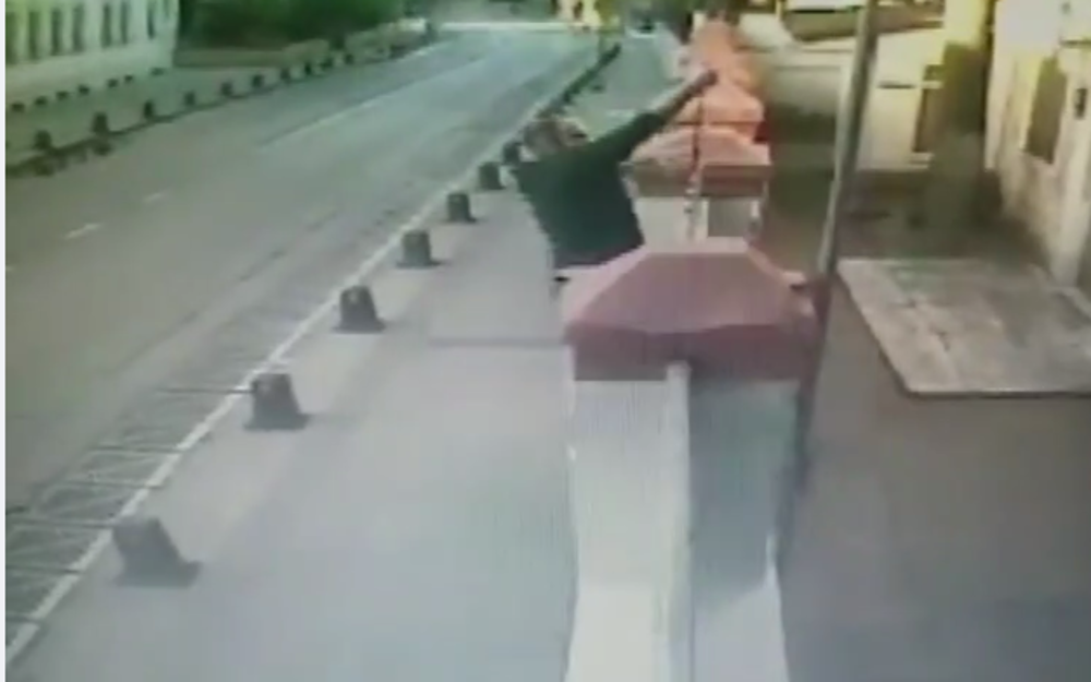 Βίντεο: Αγνωστος έριξε κάτω τον σταυρό αρμένικης εκκλησίας στην Κωνσταντινούπολη