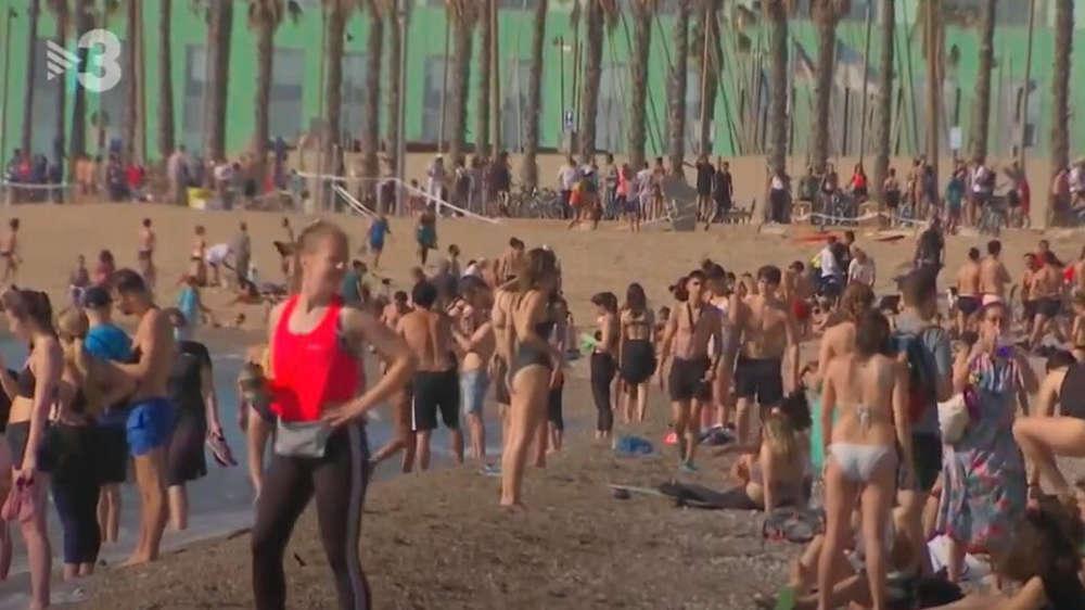 Κορωνοϊός: Οι Ισπανοί ξεχύθηκαν στις παραλίες της Βαρκελώνης [βίντεο]