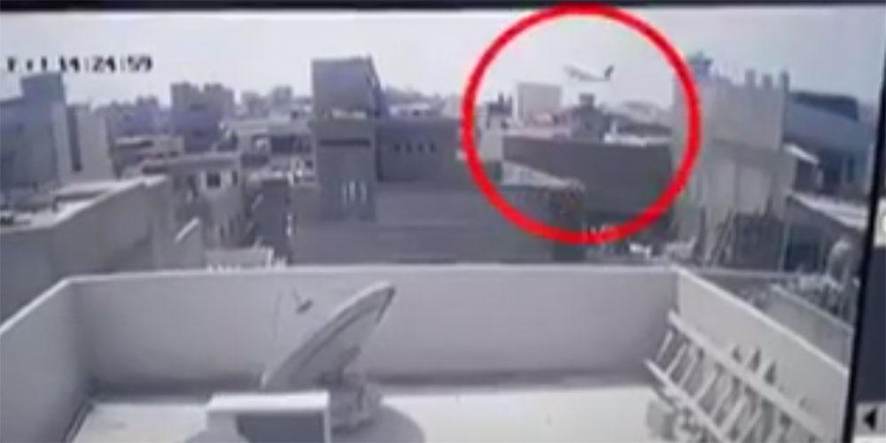 Τραγωδία στο Πακιστάν: Νέο σοκαριστικό βίντεο από την πορεία του μοιραίου αεροσκάφους