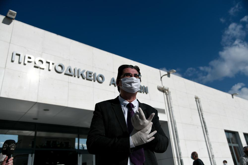 Συγκίνησε ο πατέρας της Τοπαλούδη - Γιατί πρόσφερε λουλούδια στην εισαγγελέα