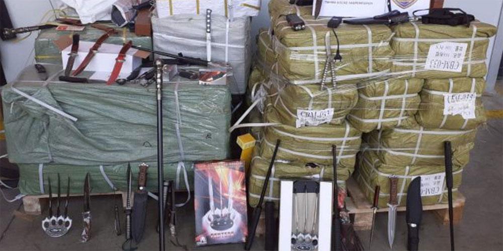 Όλα τα είχε το… εμπορευματοκιβώτιο: Από μαχαίρια και teaser μέχρι και ξίφη