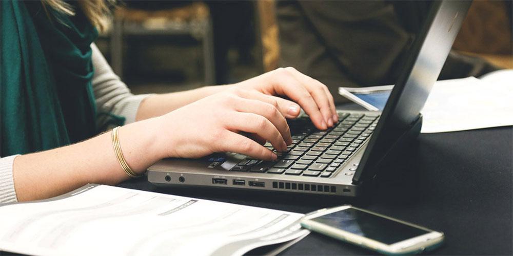 Έρευνα: Ποιες είναι οι αρνητικές συνέπειες της τηλεργασίας για τους γονείς