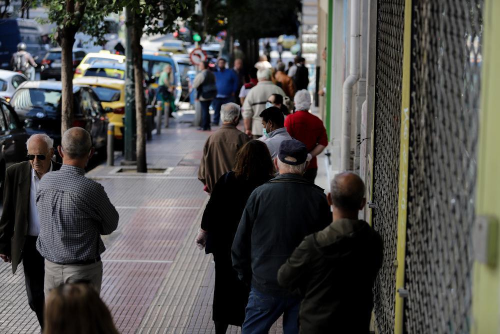 ΕΥΔΑΠ: Εντολή να μην κοπεί το νερό σε κανέναν - Ουρές για τους λογαριασμούς