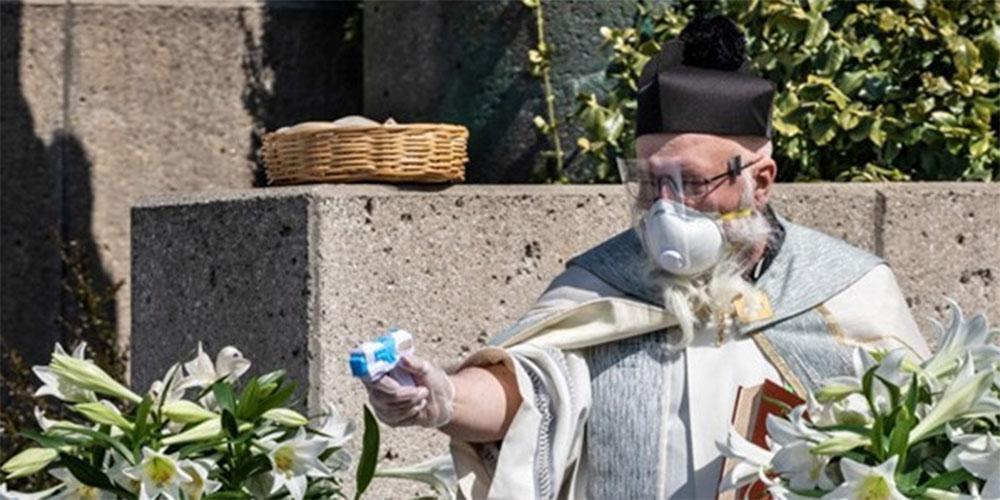 Viral ιερέας στις ΗΠΑ: Έκανε αγιασμό με... νεροπίστολο!