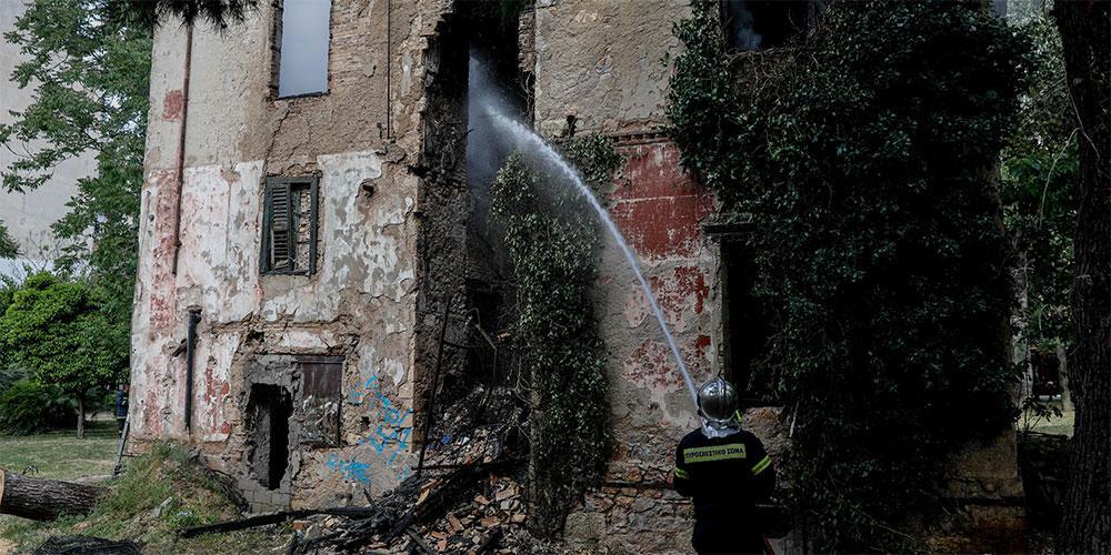 Υπό έλεγχο τέθηκε η φωτιά στην παλιά βίλα Κλωναρίδη στην Πατησίων
