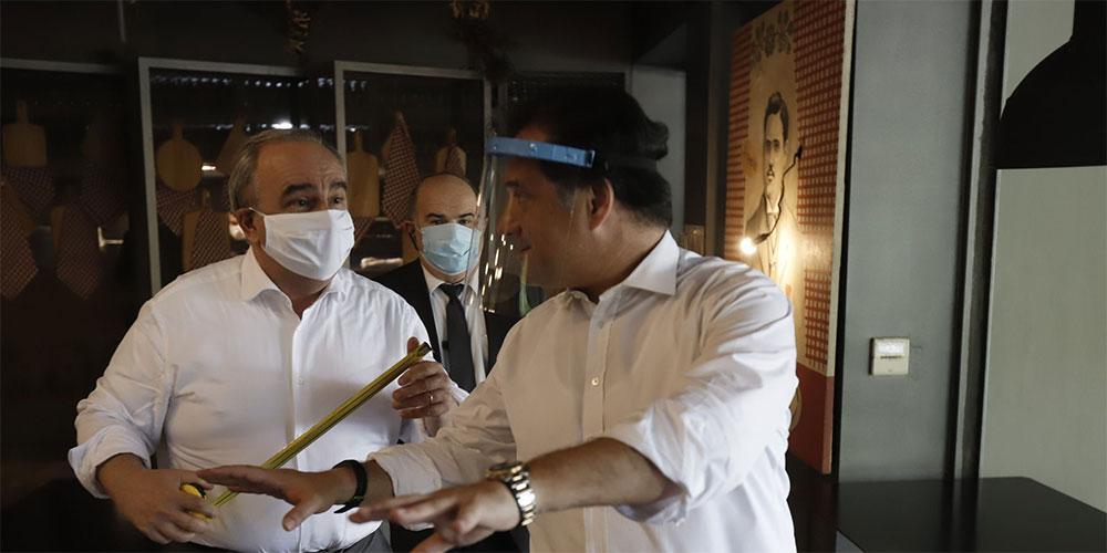 Με μεζούρες και μάσκες σε χώρους εστίασης στην Καλλιθέα ο Άδωνις Γεωργιάδης