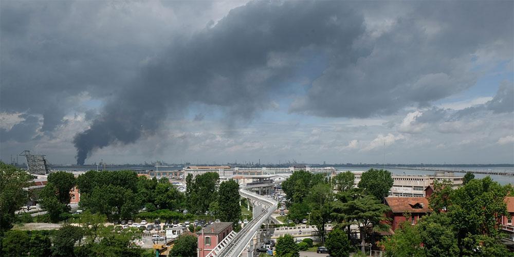 Φωτιά σε εργοστάσιο χημικών στη Βενετία - Δύο τραυματίες, ο ένας σοβαρά
