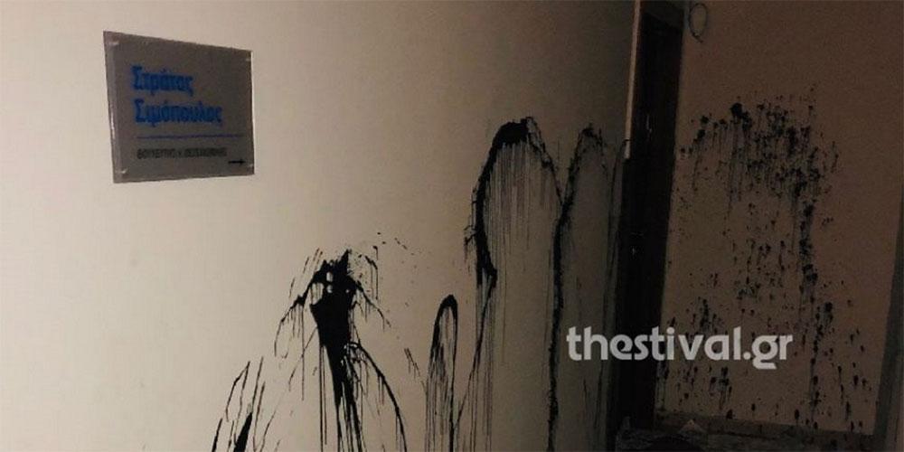 Επίθεση με μπογιές και τρικάκια στο γραφείο του βουλευτή Σιμόπουλου