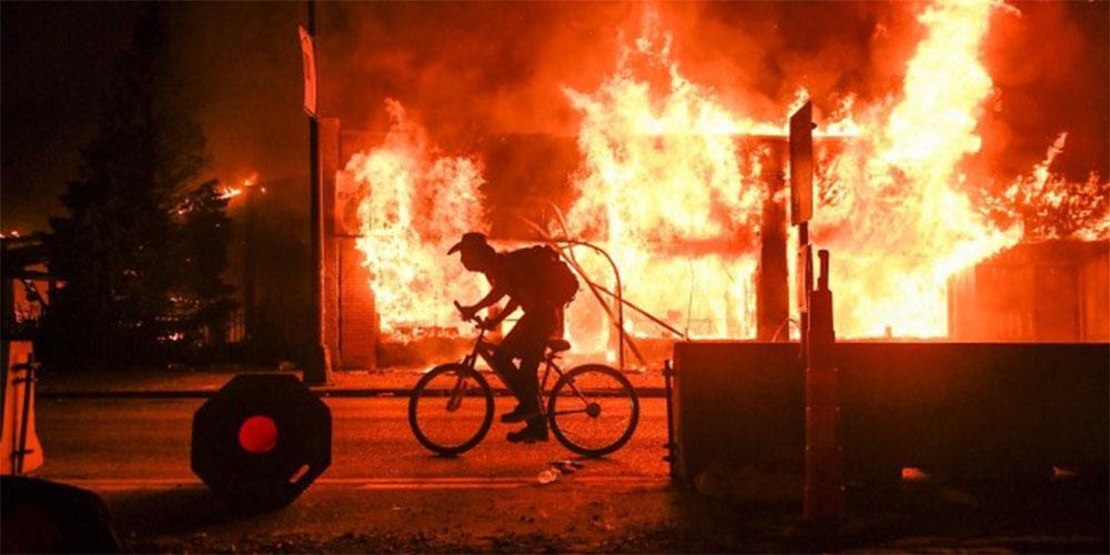 «Ρίχνει λάδι» στη φωτιά ο Τραμπ - Απειλεί τους διαδηλωτές του Λευκού Οίκου με «σκυλιά και όπλα» Τίτλος ιστότοπου Τίτλος Βασική κατηγορία Διαχωριστής