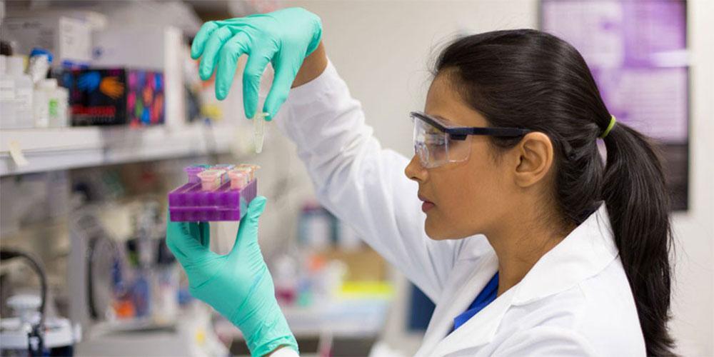 Κορωνοϊός: Βαριά σαν το χρυσάφι τα συμβόλαια για τα εμβόλια