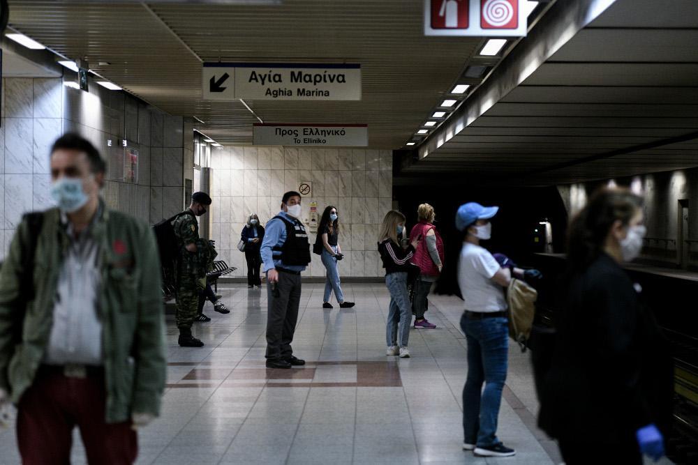 Άρση μέτρων: Με μάσκες και αποστάσεις οι επιβάτες στα ΜΜΜ - Ελεχγοι της ΕΛ.ΑΣ. σε στάσεις λεωφορείων