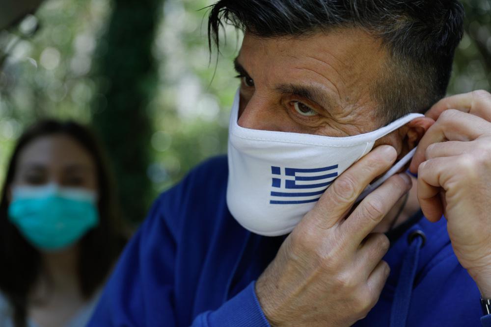 Καραντίνα και η επόμενη μέρα: Οδηγίες του «Ε.Τ.» για να φτιάξετε αυτοσχέδιες μάσκες