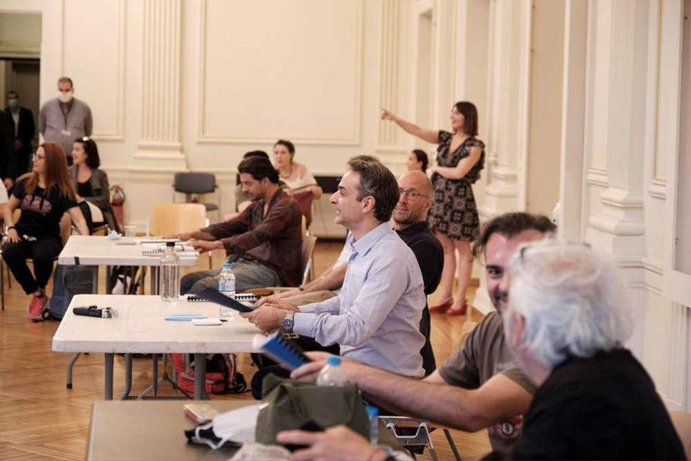 Στην πρόβα του Εθνικού Θεάτρου ο Μητσοτάκης: Η Τέχνη δεν μπορεί να αντιμετωπιστεί με όρους αγοράς