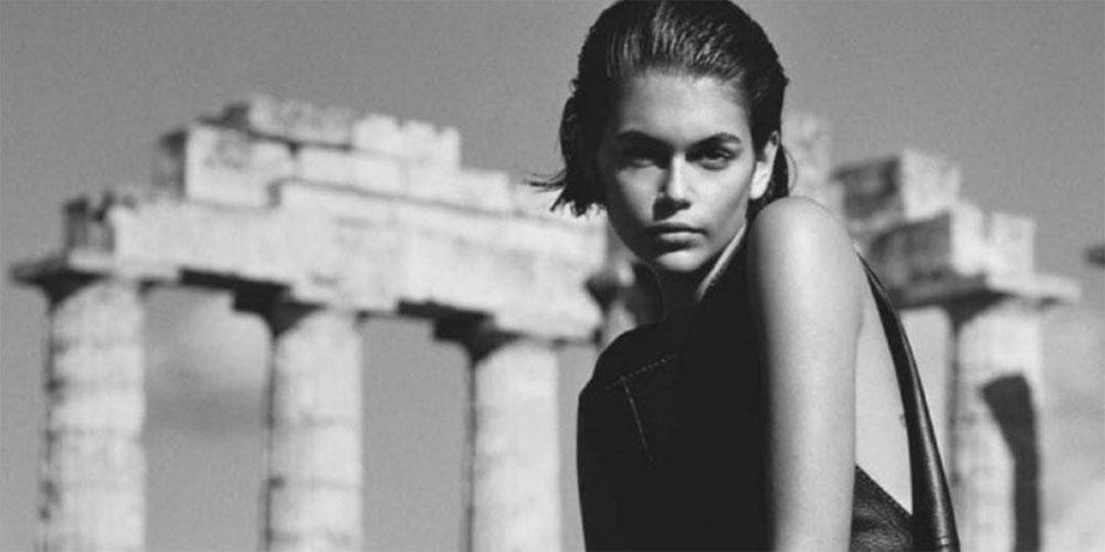 Κάια Γκέρμπερ: Η κόρη της Σίντι Κρόφορντ ποζάρει ως σύγχρονη Ελληνίδα θεά