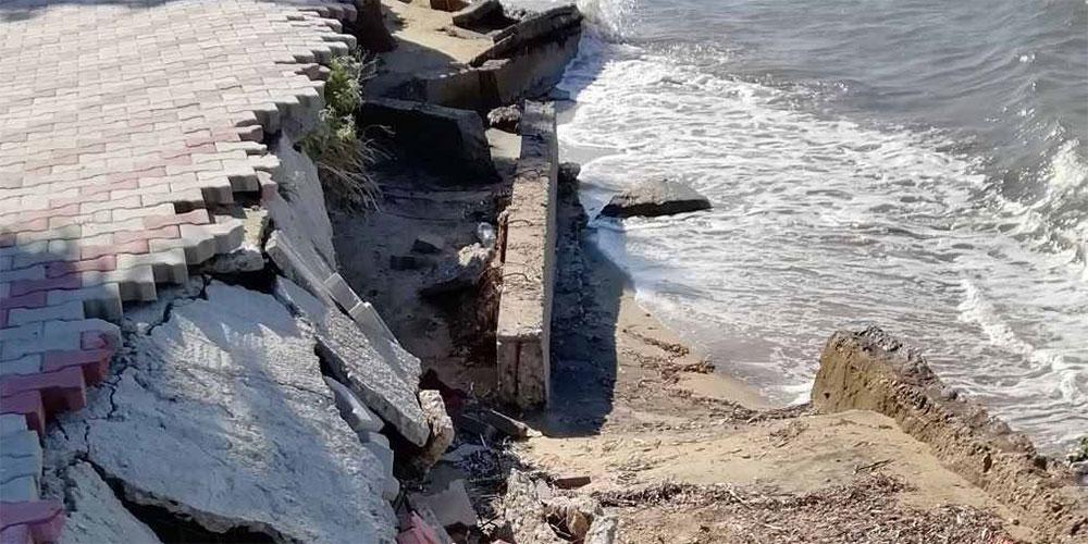 Σε πλήρη αποσάθρωση βρίσκεται ολόκληρο το παραλιακό μέτωπο της Νέας Ηράκλειας στη Χαλκιδική εγκυμονώντας κινδύνους