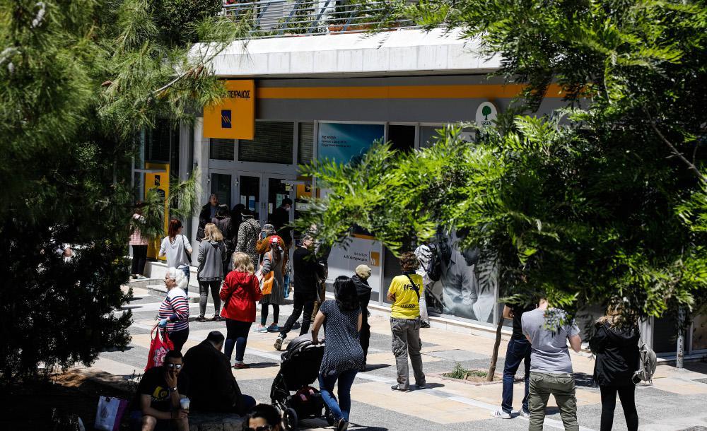 Κορονοϊός: Νέα μέτρα από σήμερα για τους ανεμβολίαστους – Με rapid test σε δημόσιες υπηρεσίες και τράπεζες [βίντεο]