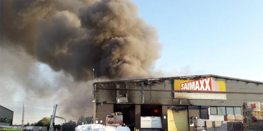 Στις φλόγες αποθήκη στο ανατολικό Λονδίνο - Επί τόπου 125 πυροσβέστες