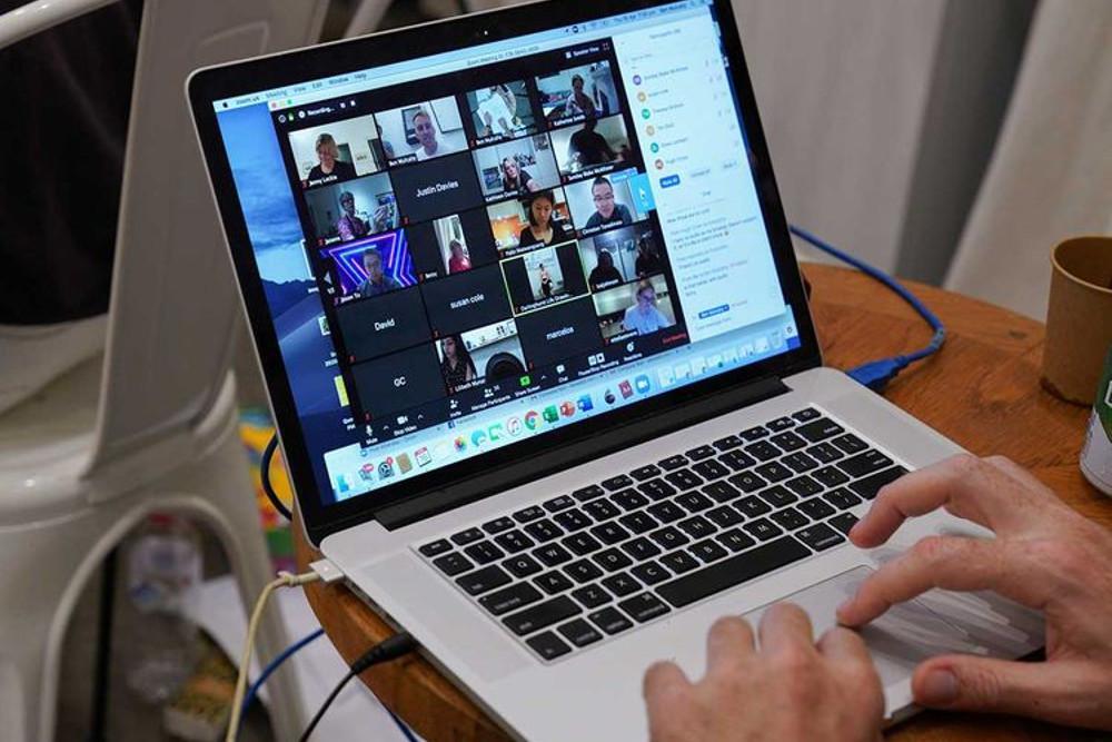 Απίστευτο: Άνδρας καταδικάστηκε σε θάνατο με τηλεδιάσκεψη στο Zoom