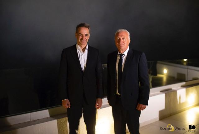 Επίσκεψη Μητσοτάκη στο οινοποιείο Santowines