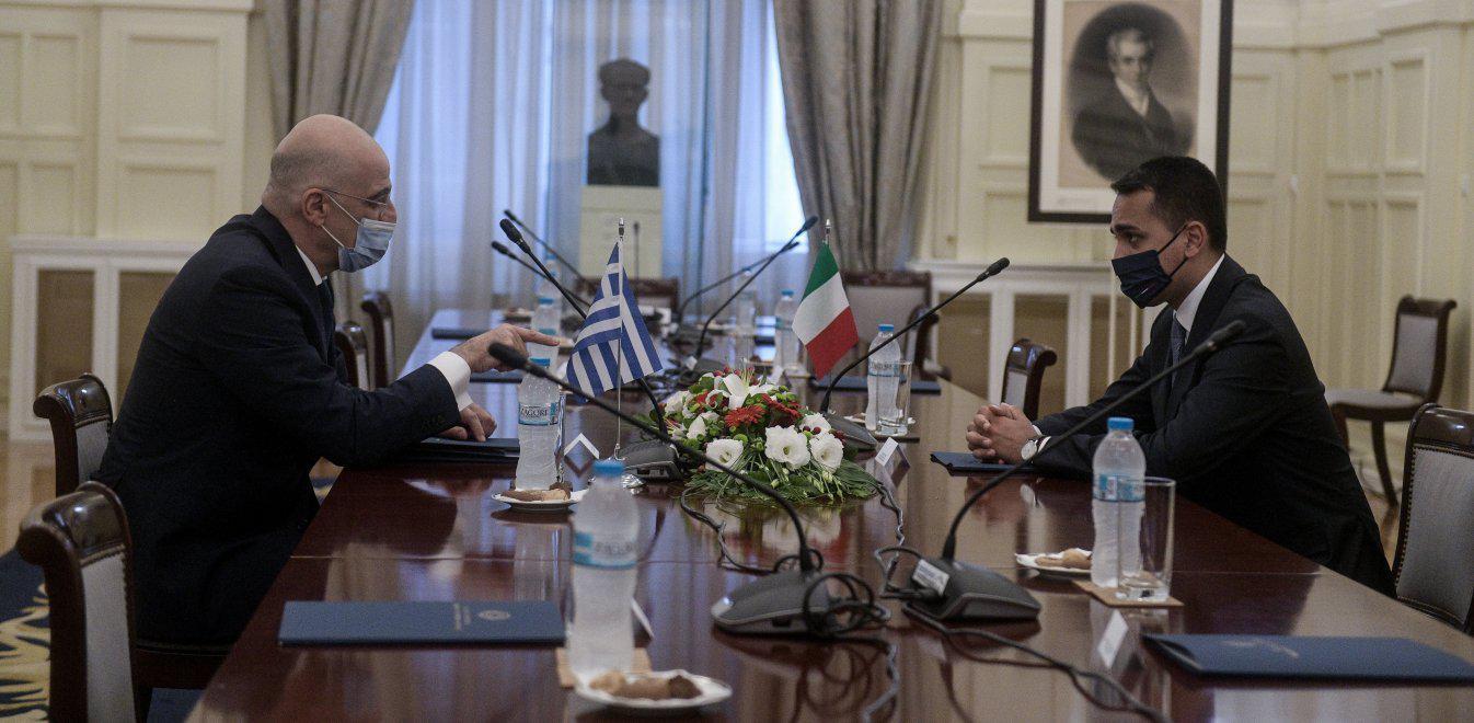 Αλιεύοντας στα βαθιά της διπλωματίας