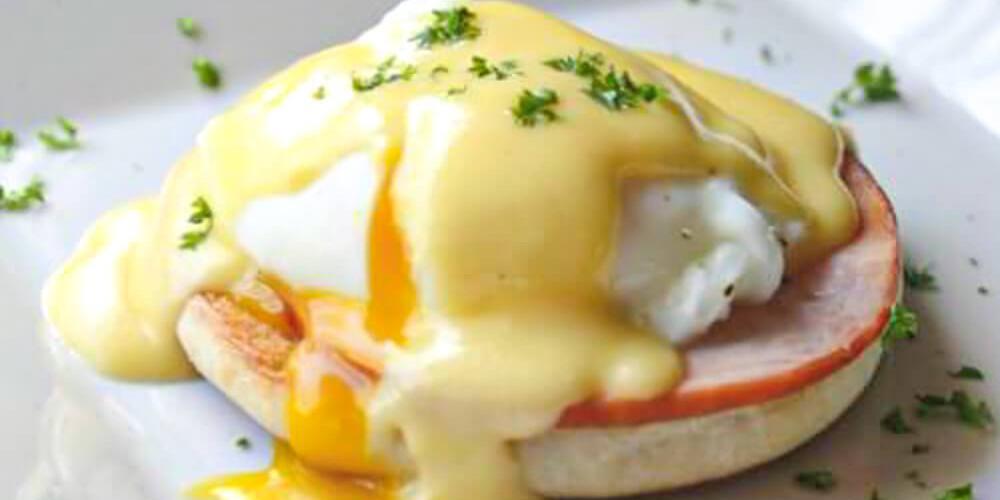 Η συνταγή της ημέρας: Αυγά benedict με σάλτσα από τον Πέτρο Συρίγο