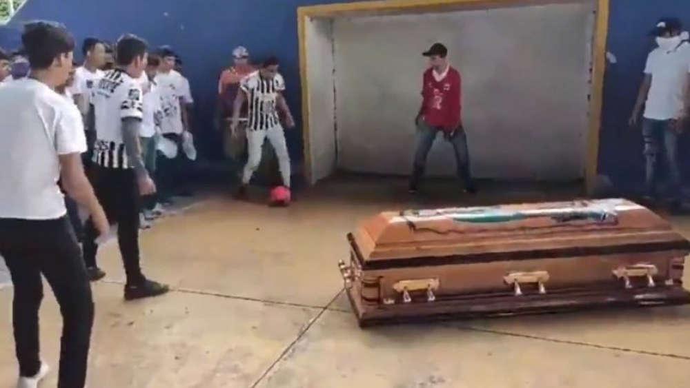 Ραγίζει καρδιές το τελευταίο αντίο στον 16χρονο Αλεξάντερ - Σκόραρε πριν την κηδεία του