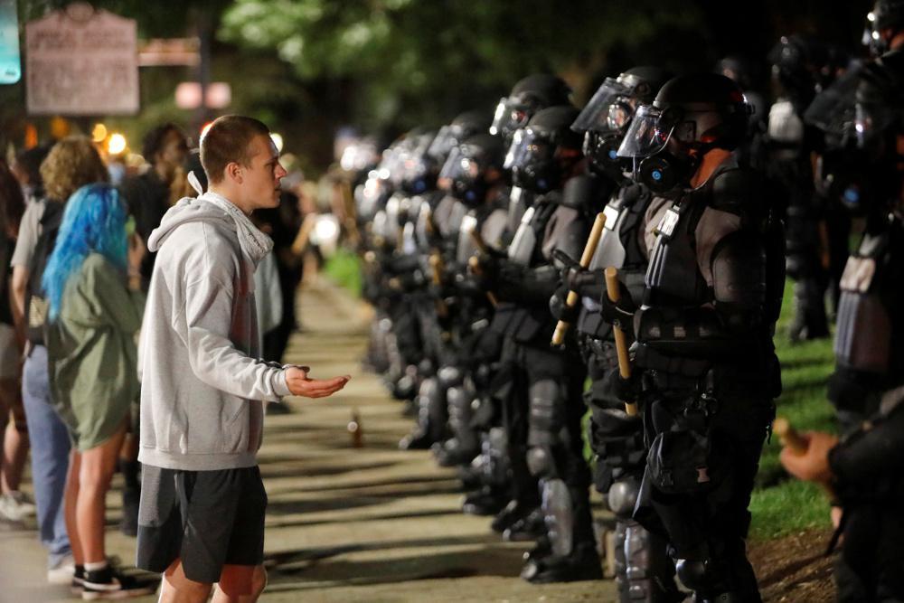 Νέες μέρες Μάρτιν Λούθερ Κινγκ στις ΗΠΑ: Λεηλασίες, επεισόδια, απαγόρευση κυκλοφορίας ενώ όλοι ζητούν δικαιοσύνη