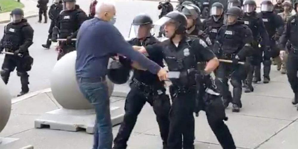 Δεν έχει τέλος η βία στις ΗΠΑ: Αστυνομικοί σπρώχνουν 75χρονο και τον αφήνουν να αιμορραγεί στο πεζοδρόμιο