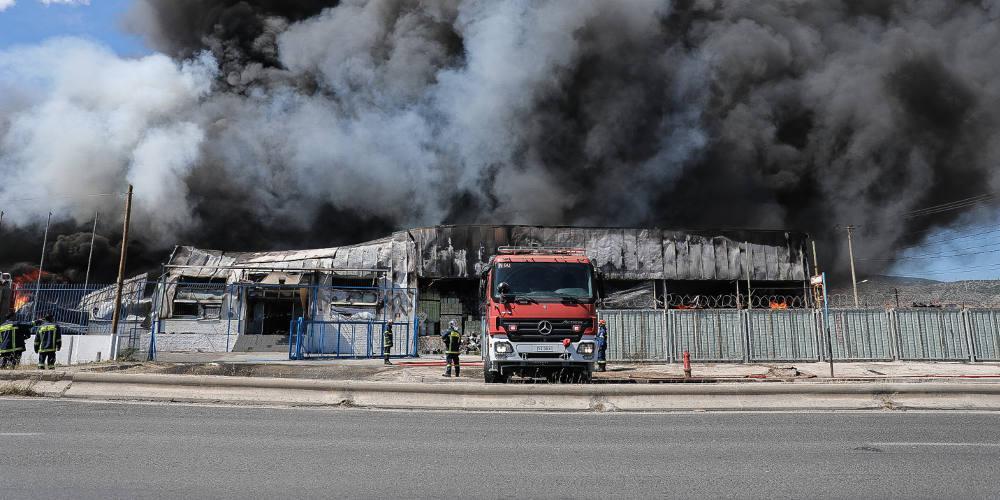 Μεγάλη φωτιά σε εργοστάσιο στον Ασπρόπυργο [εικόνες]