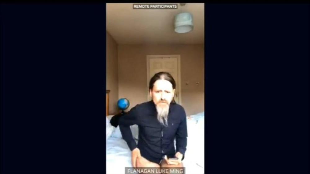 Απίστευτο βίντεο: Ευρωβουλευτής σε τηλεδιάσκεψη... χωρίς το παντελόνι του!