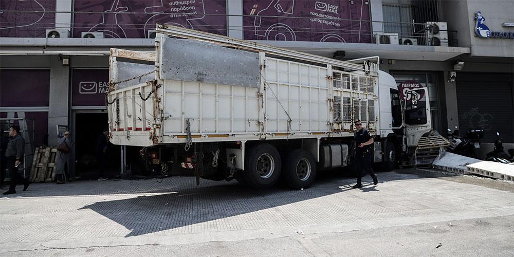 Οι πρώτες εικόνες από την «εισβολή» φορτηγού σε κατάστημα στην Πειραιώς
