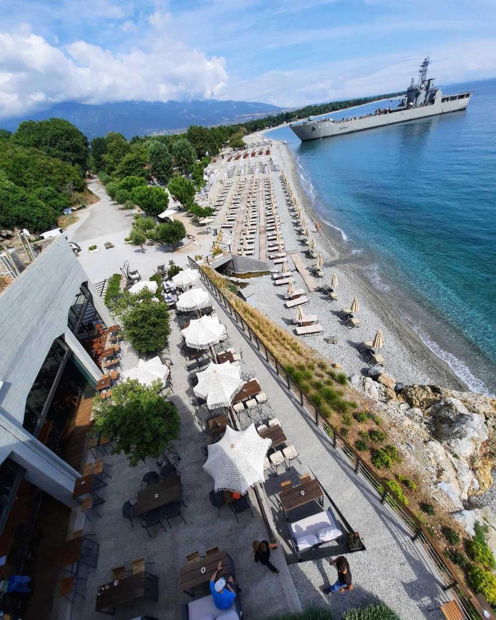 Δεν πίστευαν στα μάτια τους σε beach bar της Πιερίας - Αρματαγωγό του ΠΝ έκρυψε τον... ήλιο!